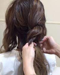 たくさん汗をかいたり プールや海で濡れても 崩れにくいアレンジが知りたい という人は少なくないのではないでしょうか 今回はそんな悩みが解消されて 簡単でおしゃれなヘアアレンジ術についてご紹介いたします 美髪 ヘアアレンジ ヘアスタイル ロング