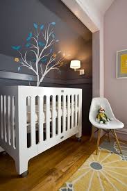 Kinderzimmergestaltung Farbe Schablone Baum Dachschrage Babyzimmer Dunkelgraue Wandfarbe Kinderzimmer Junge Kinder Zimmer Kinderzimmer