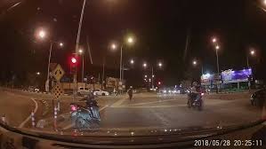 Aku pun berharap dapat hamil. Budak Terjatuh Dari Pintu Kereta Viral Media Johor Facebook