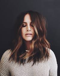 Tout Savoir Sur Le Carre Long The Reporthair Que vous ayez un visage rond, ovale, ou carré, elle s'adapte parfaitement à la forme, ce qui la rend très appréciable. the reporthair