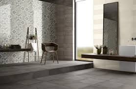 Repeindre le vieux carrelage sol dans la salle de bain est l'occasion de laisser aller sa créativité ! Salle De Bain Choix De La Matiere Pour Le Sol Espace Aubade