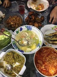 Bagi yang ingin sarapan pagi, makan tengahari buffet atau makan malam dengan selera orang melayu dengan pelbagai pilihan menu makanan, apa restoran yang terletak di kampung sungai penchala, kl ini sangat menarik untuk anda terjah kalau ingin menu masakan lauk pauk kampung. Masakan Tengahari Yang Ringkas Dan Sedap Untuk Tetamu Datang Beraya