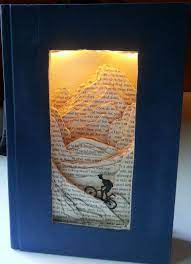 Diy Deko Und Beleuchtung In Einem Bookspapersandthings Diy Deko Und Beleuchtung In Einem Book Sculpture Book Art Projects Altered Book Art