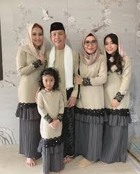 Berbagai gambar baju brokat anak perempuan bisa anda jadikan sebagai inspirasi dalam memilihkan busana brokat untuk anak saat hendak menghadiri acara pesta. 30 Model Gamis Couple Keluarga Modern Elegan Terbaru