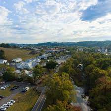Applewood Farmhouse Restaurant Is A Top Rated Smoky Mountain Restaurant Destination Near Pigeon Forge Tn Farmhouse Restaurant Beautiful Farm Natural Landmarks