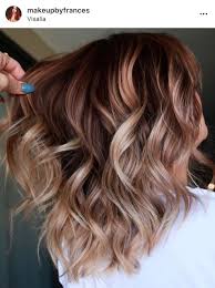 La tendenza capelli castani 2020 predilige colori naturali, tonalità scure come il caffè, il cioccolato e quelli più chiari come il nocciola . Capelli Biondi E Castani 2019 2020 14 Sfumature Del Caffe Da Copiare Amica