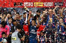 La ligue 1, également appelée ligue 1 conforama pour des raisons de parrainage avec conforama, est une ligue professionnelle française pour les clubs de football masculins. Party Time As Buriram Retain Trophy