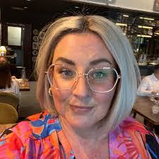 Kelly Davies's Instagram, Twitter & Facebook