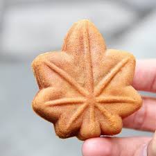 Momiji Manju Un Gateau Traditionnel Japonais En Forme De Feuille D Erable A Nikko Momiji Japanese Design Mood Board