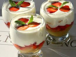 Recette De Trifle Fraises Rhubarbe Et Mousse Au Chocolat Blanc Recette Mousse Chocolat Blanc Mousse Au Chocolat Trifle