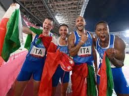 I vincitori dell'oro olimpico della 4x100 marcell jacobs, filippo tortu, lorenzo patta e fausto desalu rispondono ai giornalisti a casa . Y1rgsrwcqa0fkm