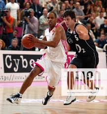 Terrence Rencher (Bonn, li.) zieht an Goran Kovacev (Leverkusen) vorbei  Basketball 1. BL Herren BBL