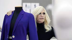 5 desainer ternama dunia ini bisa anda jadikan referensi dalam menciptakan gaya berbusana yang anti mainstream. Nama Nama Besar Desainer Kelas Dunia Washingfactory