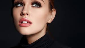 Si vous ne souhaitez pas recourir à la technique du contouring, parce que vous n'avez pas le temps ou pas le matériel, le blush pourra vous aider à mettre en valeur votre visage rond. Redessiner L Ovale Du Visage Les Meilleurs Traitements Esthetiques
