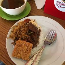 Nasi campur ini dilengkapi beragam lauk. Foto Di Rawon Pak Pangat 28 Tips Dari 716 Pengunjung