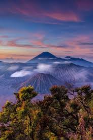 Berikut ini adalah 10 gambar pemandangan alam yang menjadi bukti keindahan alam indonesia. Sunrise At Bromo Mountain Indonesia By Rivan Indra On 500px Pemandangan Indonesia Fotografi Pemandangan