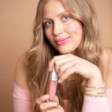 Jessica Winchell's Instagram, Twitter & Facebook