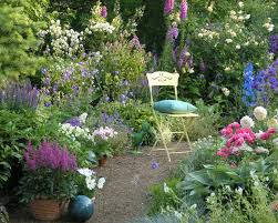 Blumenbeet Mit Rosen Und Stauden In 2020 Blumenbeet Anlegen Romantische Garten Blumenbeet