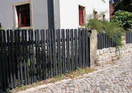 Holzzaun Mit Doppelter Lattung Auch Mit Natursteinmauer Holzzaun Natursteinmauer Gartenzaun Holz