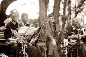 Bunyi yang dihasilkan biasanya menghasilkan musik keroncong, dangdut, dan melayu 11. Mengenal Musik Keroncong Dan Alat Musiknya Vincent Cahya