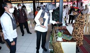 Ketika es batu terkena suhu hangat dan mencair, maka benangmu akan terlepas kembali dari es batu. Disparta Angkat Potensi Kelurahan Ngaglik Jadi Pusat Batik Di Kota Batu