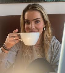 Caroline Carter's Instagram, Twitter & Facebook