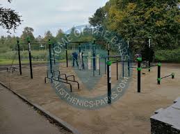 Kerk midden in de samenleving. Veenendaal Calisthenics Park Stadspark Netherlands Spot