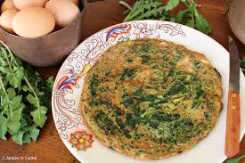 Una frittata italiana ariosa e colorata con verdure di stagione è un piatto nutriente e leggero che può essere cucinato senza troppi problemi. Frittata Con Le Erbe Selvatiche Ricetta Umbra Facile