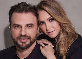 Seguidores ficaram encantados com a foto rara da atriz, afastada da tv. Cassio Reis Posa Com Carla Diaz E Posta Legenda Sugestiva Hora De Falar De Amores Verdadeiros Quem Quem News