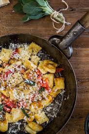 Geniessen Sie Die Kleinen Klosse Aus Italienischem Frischkase Parmesan Mehl Und Eigelb Saftige Cocktailtomaten Runden Das G Rezepte Lebensmittel Essen Ricotta