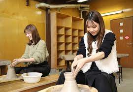 関西最大級の陶芸施設で陶芸体験やクラフト体験を楽しめる – 大阪修学旅行ログ
