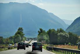 Deci in primul rand pe naţional european e limita e 100, dar iti spune clar ca esti in localitate, deci de aia e destul de clar ca raspunsul este 50. Autostrazile Din Germania Deutsche Autobahnen