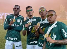 Atleta está em reta final de contrato com a equipe argentina e pode chegar ao palestra itália sem custos. Tetracampeoes Jogadores Do Palmeiras Desfilam Com Juliet Apos Vencer Copa Do Brasil Kondzilla Com
