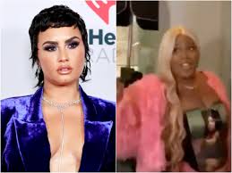 Lizzo), — американская певица, рэперша и актриса. Demi Lovato Calls Lizzo A F Ing Queen For Correcting Photographer Who Misgendered Them The Independent