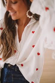 White Vicky Shirt with Red Hearts