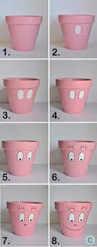 Décoration avec du vernis à craqueler cette technique de décoration s'adaptera bien sur des pots en terre cuite bruts et sur les sots en zinc. Tuto Kids Des Pots Customises En Personnages M6 Deco Fr