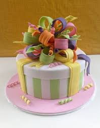 Kuchen im glas backen und verschenken kleine kuchen von fruchtig bis schokoladig. Geschenk Mit Schleifen Torte Dekoration Torten Dekorieren Torten Und Motivtorten
