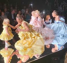Maybe you would like to learn more about one of these? Elisabetta Polignano Firma Gli Abiti Da Sposa Mamma E Figlia Sbirilla Blog