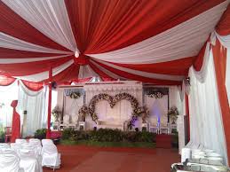 Untuk mereka yang menyelenggarakan di rumah biasanya menyewa tenda untuk tamu dan pelaminan untuk pengantin biasa dibuat di dalam rumah atau di teras rumah. Tips Memilih Dekorasi Untuk Pernikahan Anda Iqlima Jaya Tenda