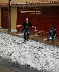Em nota, o órgão informou que os pluviômetros instalados na região da vila. Chuva De Granizo Em Sao Paulo Foto Reproducao Facebook Chuva De Granizo Granizo Sao Paulo