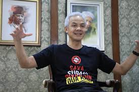 He has attempted to reorganize governmental administration, ordering the acting mayor of tegal to reform the city's bureaucracy and civil services after the corruption eradication commission. Kampanye Vaksin Aman Ke Siswa Ganjar Kenakan Kaos Ini Kesehatan