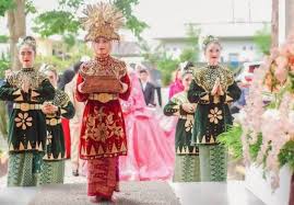 Tarian tersebut juga menggunakan pola lantai lho. Tari Sekapur Sirih Keunikan Dan Asal Daerahnya Rumbelnesia Com