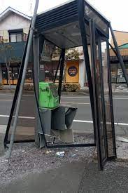 1/23（日）セブンイレブン松戸北小金店前の公衆電話に車が衝突する事故が発生、電話ボックスがグシャグシャに | 松戸つうしん -  千葉県松戸市の地域情報ブログ