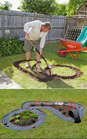 Sogar Ich Wurde Diese Gerne Haben Geniessen Mini Rennstrecke Im Freien Dies Garten Spielplatz Projekte Fur Kinder Kinderspielplatz Garten
