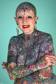 Impressionnée par la beauté de ces dessins, elle s'est fait tatouer le 14 août 1986 à l'âge de 49 ans pour la première fois. Hommes Et Femmes Les Plus Tatoues Du Monde Tatouage Integral Tattoo Tatouages Com