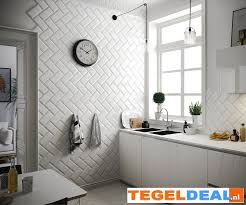 mooi in visgraat verband op de wand in deze keuken de wandtegel metro light grey 10x20 cm equipe metro tegeldea metrotegels keuken tegels keuken wandtegels