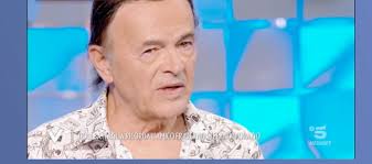 Ne sa qualcosa dodi battaglia, chitarrista e cantante dei pooh, che si è preso un bello spavento quando ha visto il figlio daniele a letto con la moglie di quello che credeva un pericolosissimo boss della malavita. Dodi Battaglia Parla Di Sua Moglie Paola Ultime Notizie Flash