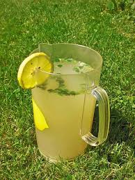 Zitronenlimonade Mit Zitronenmelisse Und Rohrzucker Von Cupcake Fan01 Chefkoch Rezept Zitronen Limonade Zitronenmelisse Limonade