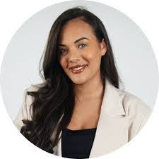 Elisha Simons's Instagram, Twitter & Facebook