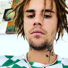 At the age of 13, bieber was discovered by current manager scooter braun on youtube and was signed by american r&b singer usher to rbmg records. Justin Bieber Debuts New Look After Shaving Controversial Dreadlocks E Online Ca